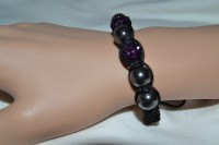 Bracelet 3 sphères en strass parme avec perles de verre grises sur cordon noir.